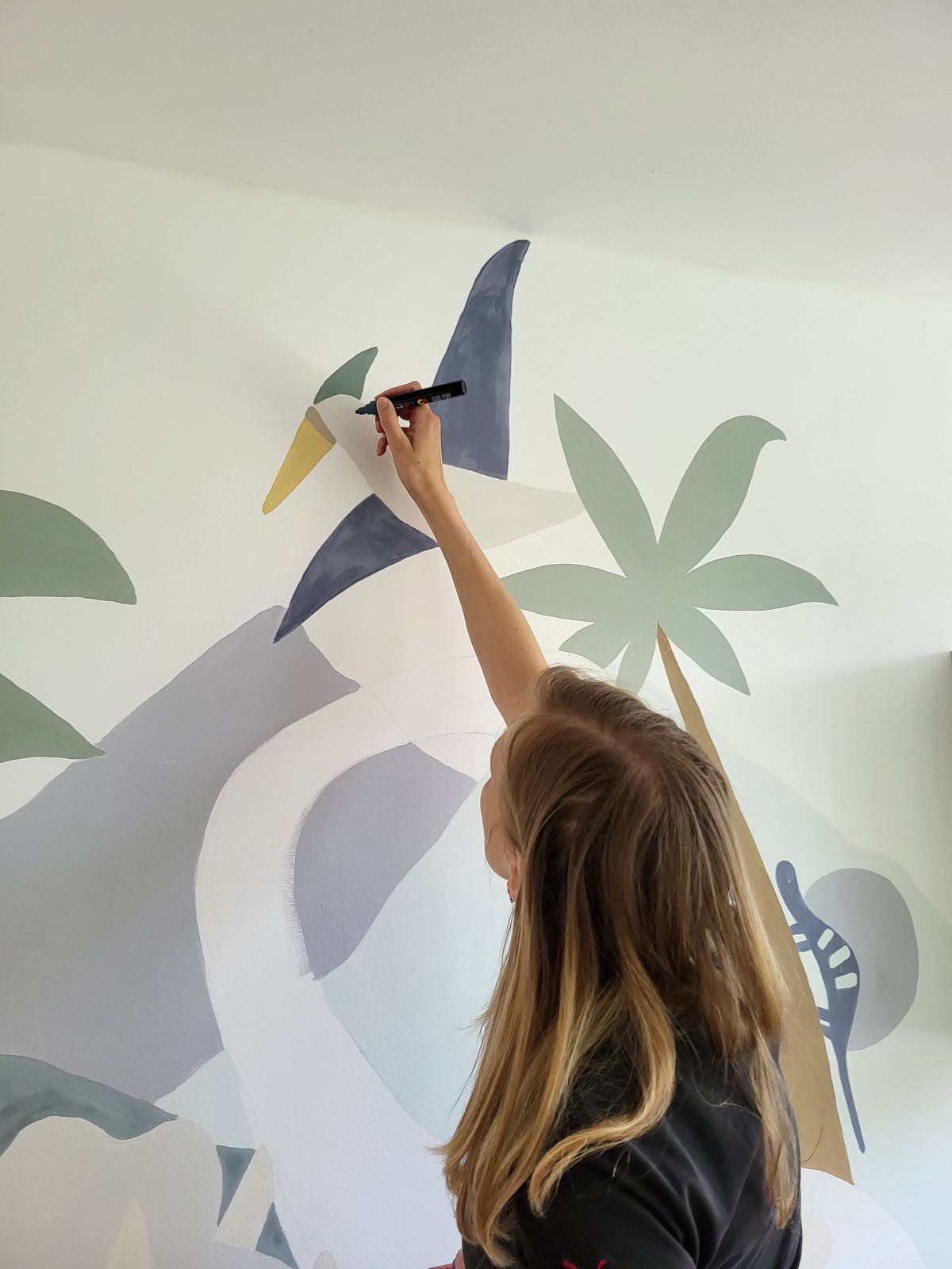 Lenka při malování dinosauří scény